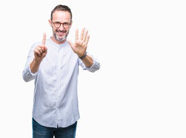 Gösterilen arka plan üzerinde gözlük takan orta yaş ağarmış komuta sizde izole ve parmakları ile işaret kendinden emin ve mutlu gülümseyerek süre 6 numara.
