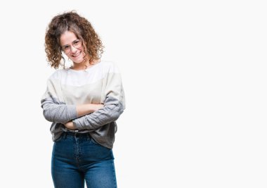 Güzel esmer kıvırcık saçlı Genç kız üzerinde gözlük takan mutlu yüz ile gülümseyerek kameraya seyir silah geçti arka plan izole. Olumlu bir kişi.