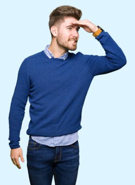 Genç yakışıklı iş adamı çok mutlu ve gülümseyen uzakta el ile üzerine kafa arıyorum. Arama kavramı.