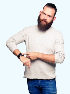 Genç Sarışın giyen sıradan kazak acele saat, sabırsızlık, üzgün izlemek için işaretleme ve son tarih gecikme için kızgın adam