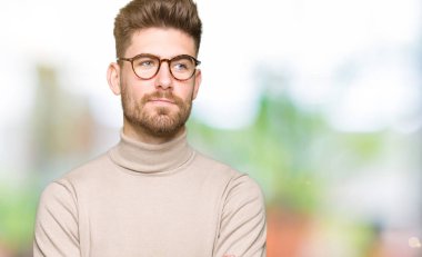 Görünümlü yan ve dik dik bakma uzağa düşünce gülümseyen gözlüklü genç yakışıklı iş adamı.