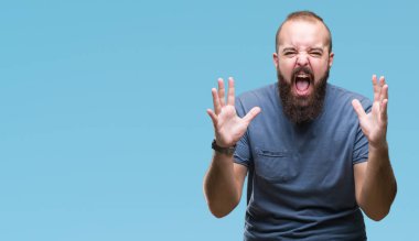 Genç beyaz hipster adam izole arka plan çılgın ve kızgın bağırarak ve agresif ifade ve silah kaldırdı bağırıyor. Hayal kırıklığı kavramı.