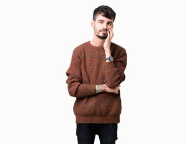 Seyir yorgun ve bıkkın ile depresyon sorun Çapraz kollar ile izole arka plan düşünme üzerinde kış kazak giyen genç yakışıklı adam.