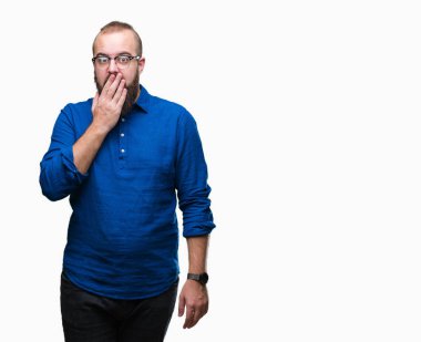 İzole arka plan üzerinde gözlüklü Genç beyaz hipster adam el ağzıyla kapsayan yorgun esneme sıkılmış. Restless ve uyku hali.