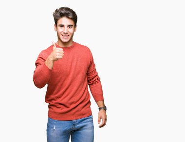 Yakışıklı delikanlı hareketi el ile mutlu yaşasın yapıyor izole arka plan üzerinde. Başarı gösteren kameraya bakarak ifade onaylama.