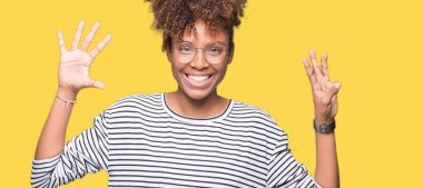 Güzel genç Afro-Amerikan kadın gözlük gösterilen ve parmakları ile işaret izole arka plan üzerinde kendinden emin ve mutlu gülümseyerek süre sekiz numara.