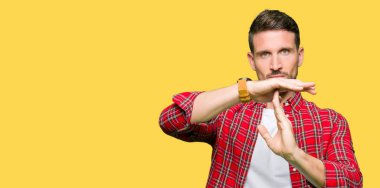 Yakışıklı adam rahat gömlek yapmak zaman aşımı jest elle, sinirli ve ciddi bir yüz