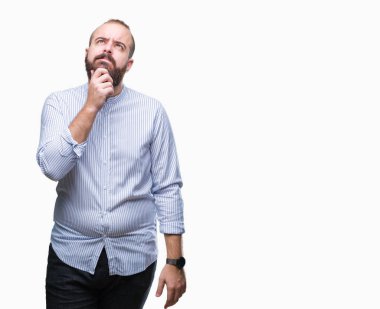 Çene düşünme hakkında soru, dalgın ifade üzerine el ile izole arka plan Genç beyaz hipster adam. Düşünceli yüzüyle gülümsüyor. Şüphe kavramı.