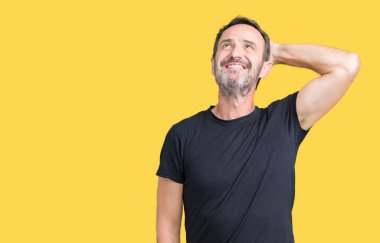 Yakışıklı orta yaş ağarmış komuta sizde emin gülümseyen izole arka plan üzerinde çekici poz saç jest, el ile dokunmak