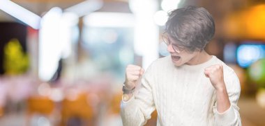 Gülümseyen ve başarı için çığlık izole arka plan çok mutlu ve heyecanlı kaldırdı, silah ile kazanan jest yapıyor üzerinde gözlük takan yakışıklı delikanlı. Kutlama kavramı.