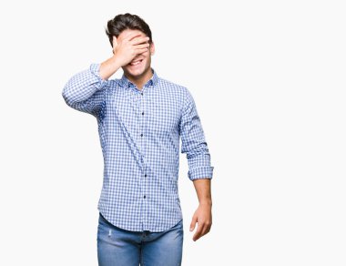 Genç yakışıklı iş adamı gülümsüyor ve gözleri için sürpriz kapsayan yüz el ile gülüyor izole arka plan üzerinde. Kör kavramı.