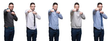 Beyaz izole arka plan üzerinde yakışıklı iş adamı kolaj mücadele, agresif ve öfkeli saldırı, tehdit ve şiddet yumruk Punch