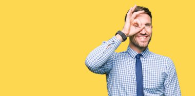 Gülümseyen, parmakları ile mutlu yüz üzerinden seyir göz el ile ok jest yapıyor kravat takan yakışıklı iş adamı.