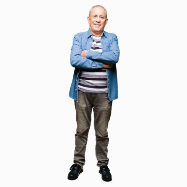 Denim ceket ile mutlu yüz gülümseyen giymiş yakışıklı komuta sizde silah kameraya bakarak geçti. Olumlu bir kişi.