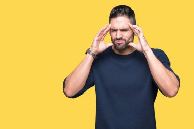 Genç yakışıklı adam baş ağrı için baş el ile izole arka plan üzerinde kazak giyiyor çünkü stres. Migren muzdarip.