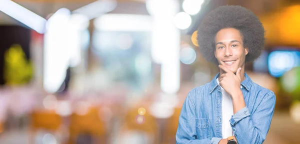 Νεαρός Αφρικανική Αμερικανική Άνθρωπος Αφρο Μαλλιά Που Αναζητούν Αυτοπεποίθηση Στη — Φωτογραφία Αρχείου