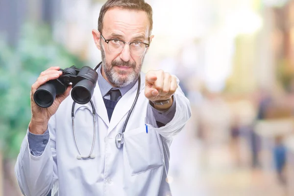 Hombre Médico Edad Madura Hoary Mirando Través Binoculares Fondo Aislado —  Fotos de Stock