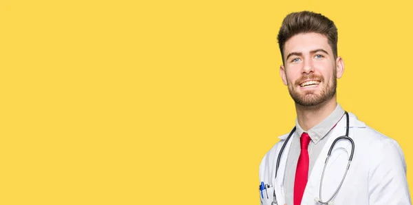 Tıbbi Giyen Genç Yakışıklı Doktor Adam Kat Gösteren Palm Yukarıya — Stok fotoğraf