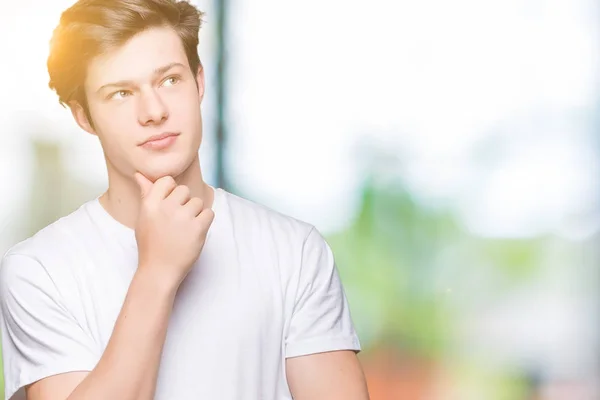 Junger Gutaussehender Mann Lässigem Weißem Shirt Vor Isoliertem Hintergrund Mit — Stockfoto
