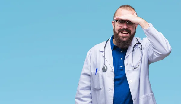 上医療白衣を着ている若い白人医師男は 非常に幸せと笑顔の頭上の手で遠く離れている背景を分離しました 概念を検索 — ストック写真