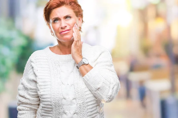 Atractiva Mujer Pelirroja Caucásica Mayor Con Suéter Invierno Sobre Fondo — Foto de Stock