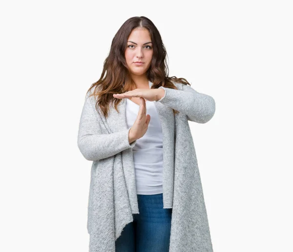 美丽加上大小的年轻女子穿着冬季夹克在孤立的背景做时间用手的手势 沮丧和严肃的脸 — 图库照片