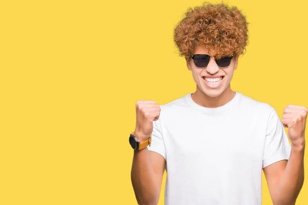 Jonge Knappe Man Met Afro Haar Dragen Van Een Zonnebril — Stockfoto