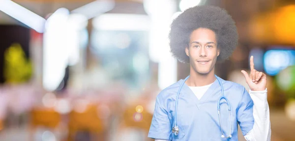 Νεαρός Αφρικανός Αμερικανός Γιατρός Άντρας Αφρο Μαλλιά Δείχνει Και Δείχνει — Φωτογραφία Αρχείου