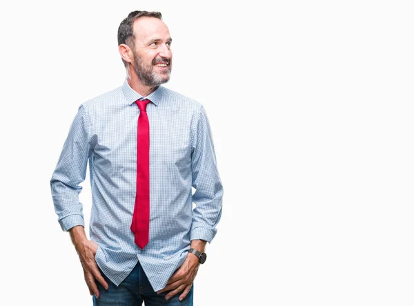 上赤いネクタイを着て中年白髪シニア ビジネス男性分離背景が笑顔で側に自然な表現の顔に離れています 自信を持って笑ってください — ストック写真