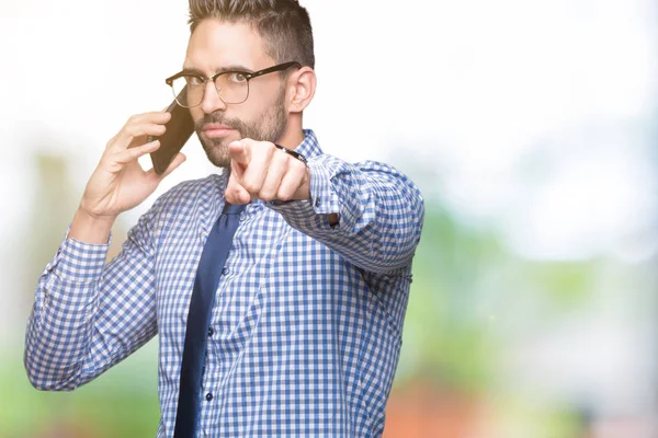 Giovane Uomo Affari Che Parla Telefono Sfondo Isolato Puntando Con — Foto Stock