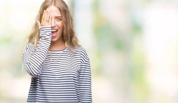 Piękna Młoda Kobieta Blonde Swetrze Paski Białym Tle Obejmujące Jedno — Zdjęcie stockowe