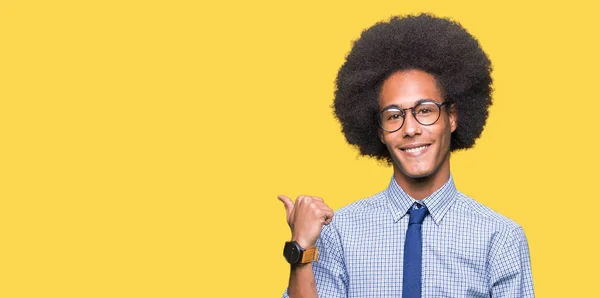 若いアフリカ系アメリカ人ビジネスの男性と眼鏡を探していると親指側に上向きの幸せそうな顔を浮かべてアフロの髪 — ストック写真