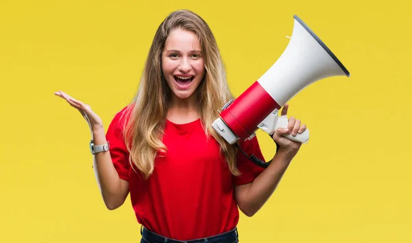 Jonge Mooie Blonde Vrouw Schreeuwen Door Megafoon Geïsoleerde Achtergrond Erg — Stockfoto