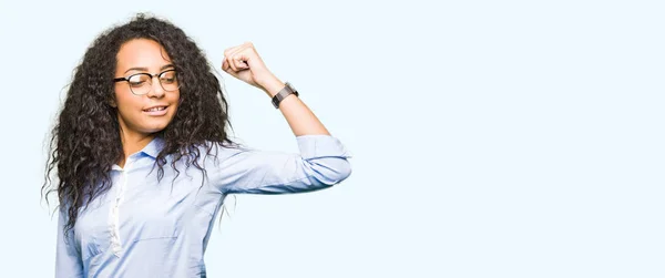 Menina Negócios Bonita Nova Com Cabelo Encaracolado Usando Óculos Pessoa — Fotografia de Stock