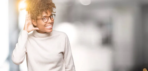 Linda Jovem Afro Americana Usando Óculos Sobre Fundo Isolado Sorrindo — Fotografia de Stock