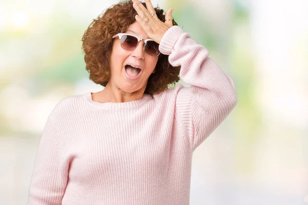 Hermosa Mujer Mediana Edad Ager Usando Suéter Rosa Gafas Sol — Foto de Stock
