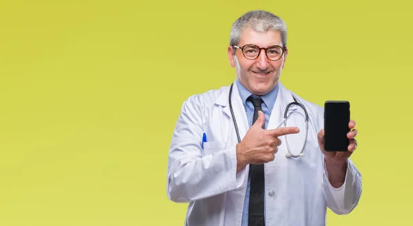 Yakışıklı Kıdemli Doktor Adam Gösteren Ekran Üzerinde Izole Arka Parmak — Stok fotoğraf
