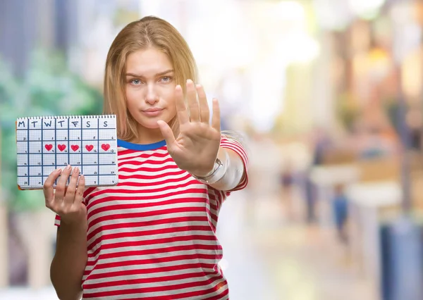 Joven Mujer Caucásica Sosteniendo Calendario Menstruación Sobre Fondo Aislado Con — Foto de Stock