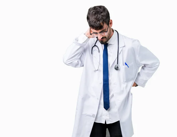 若い医者分離オーバー病院のコートを身に着けている男の背景手 筋肉痛と首に触れる首の痛みけがの苦しみ — ストック写真