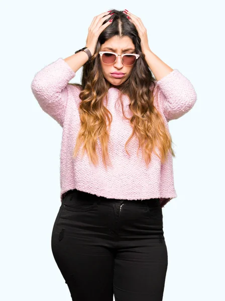 Młoda Piękna Kobieta Sobie Okulary Różowy Sweter Cierpiących Ból Głowy — Zdjęcie stockowe