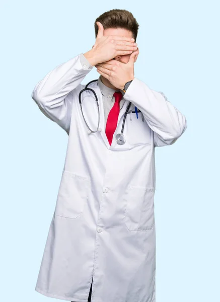 Junger Gutaussehender Arzt Medizinischem Mantel Der Augen Und Mund Mit — Stockfoto