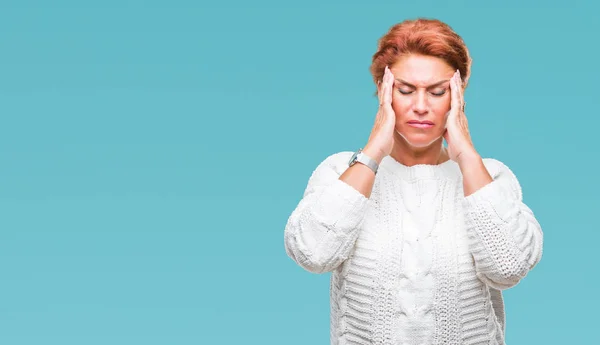 Atractiva Mujer Pelirroja Caucásica Mayor Usando Suéter Invierno Sobre Fondo — Foto de Stock