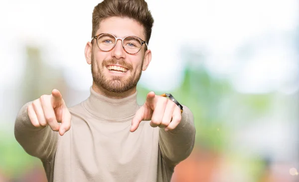 Joven Hombre Negocios Guapo Con Gafas Señalando Usted Cámara Con —  Fotos de Stock