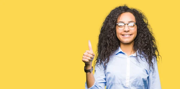 Young Beautiful Business Girl Curly Hair Wearing Glasses Doing Happy — Stock Photo, Image