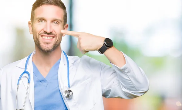 Beau Médecin Homme Portant Uniforme Médical Sur Fond Isolé Pointant — Photo