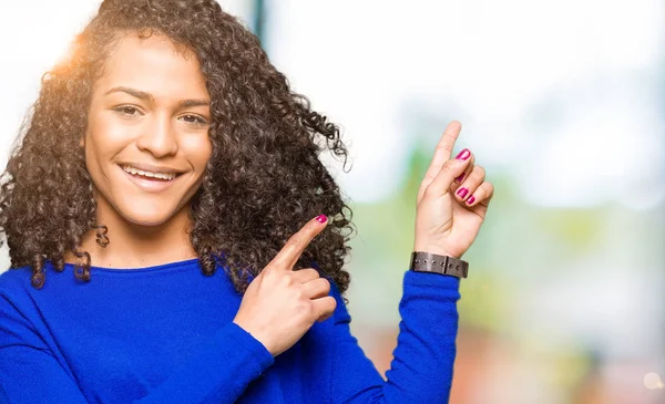 Mooie Jongedame Met Krullend Haar Dragen Winter Trui Glimlachen Kijken — Stockfoto