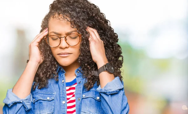 Jovem Mulher Bonita Com Cabelo Encaracolado Usando Óculos Com Mão — Fotografia de Stock