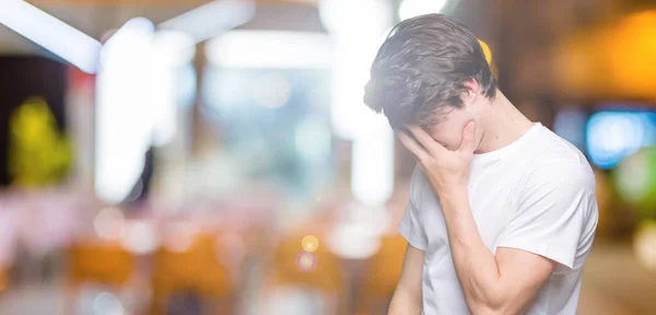 Hombre Guapo Joven Que Usa Una Camiseta Blanca Casual Sobre — Foto de Stock