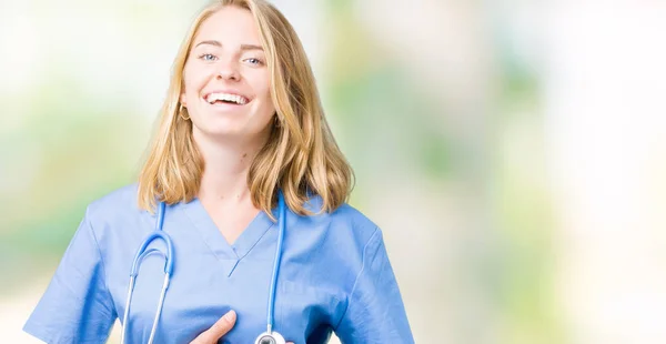 Bella Giovane Donna Medico Indossa Uniforme Medica Sfondo Isolato Sorridente — Foto Stock