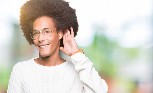 Unga Afroamerikanska Man Med Afro Hår Glasögon Ler Med Handen — Stockfoto